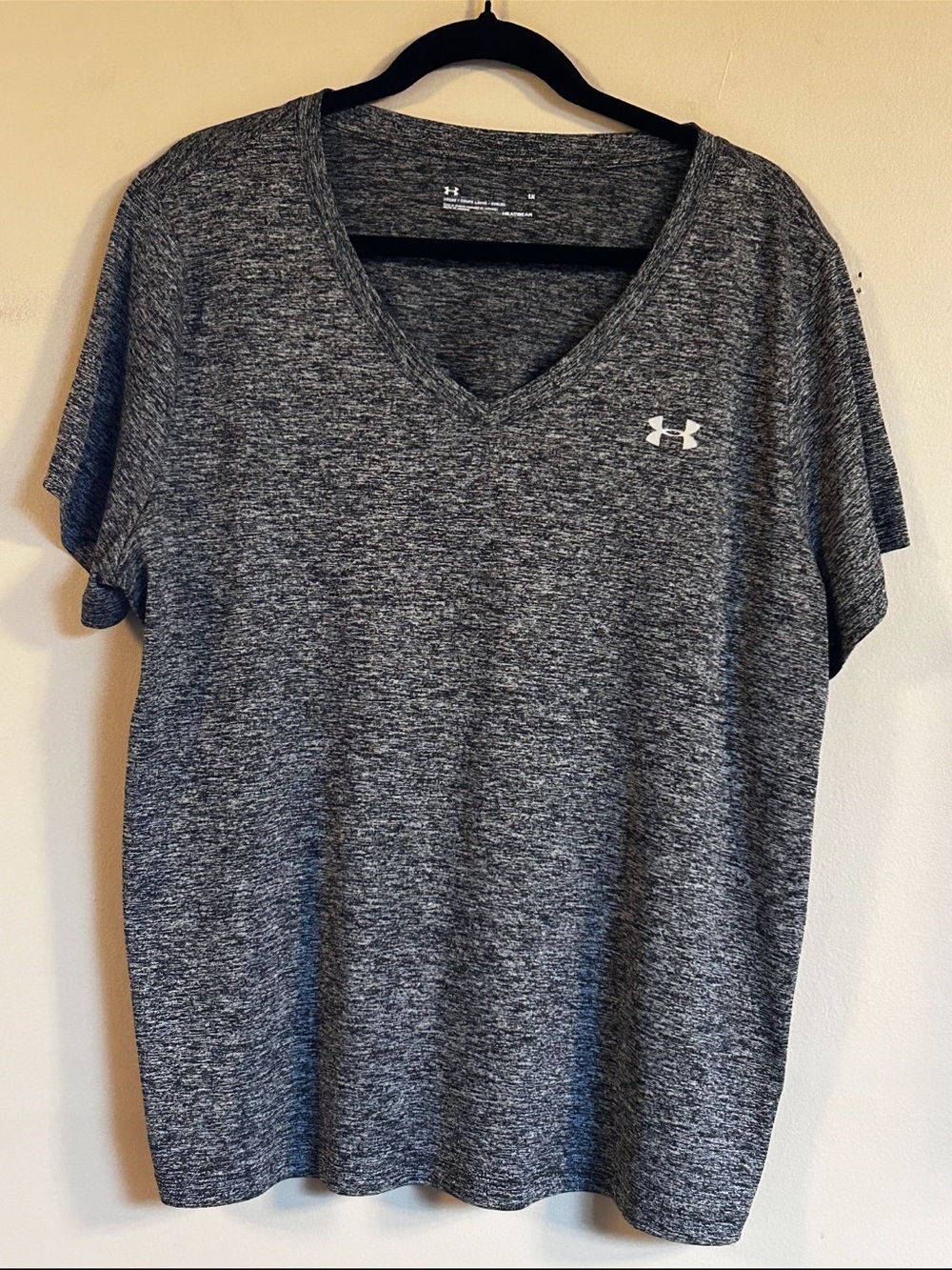 Under Armour HeatGear Women’s 1X Heather Gray V-Neck Athletic Tee